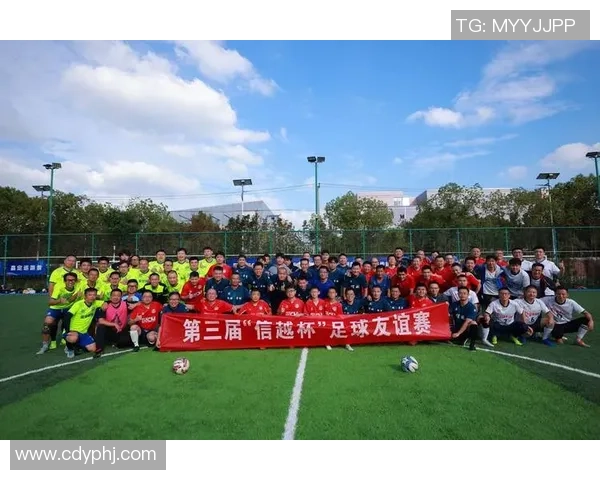 足球明星精彩瞬间双人合照高清呈现球场魅力与友谊的完美结合